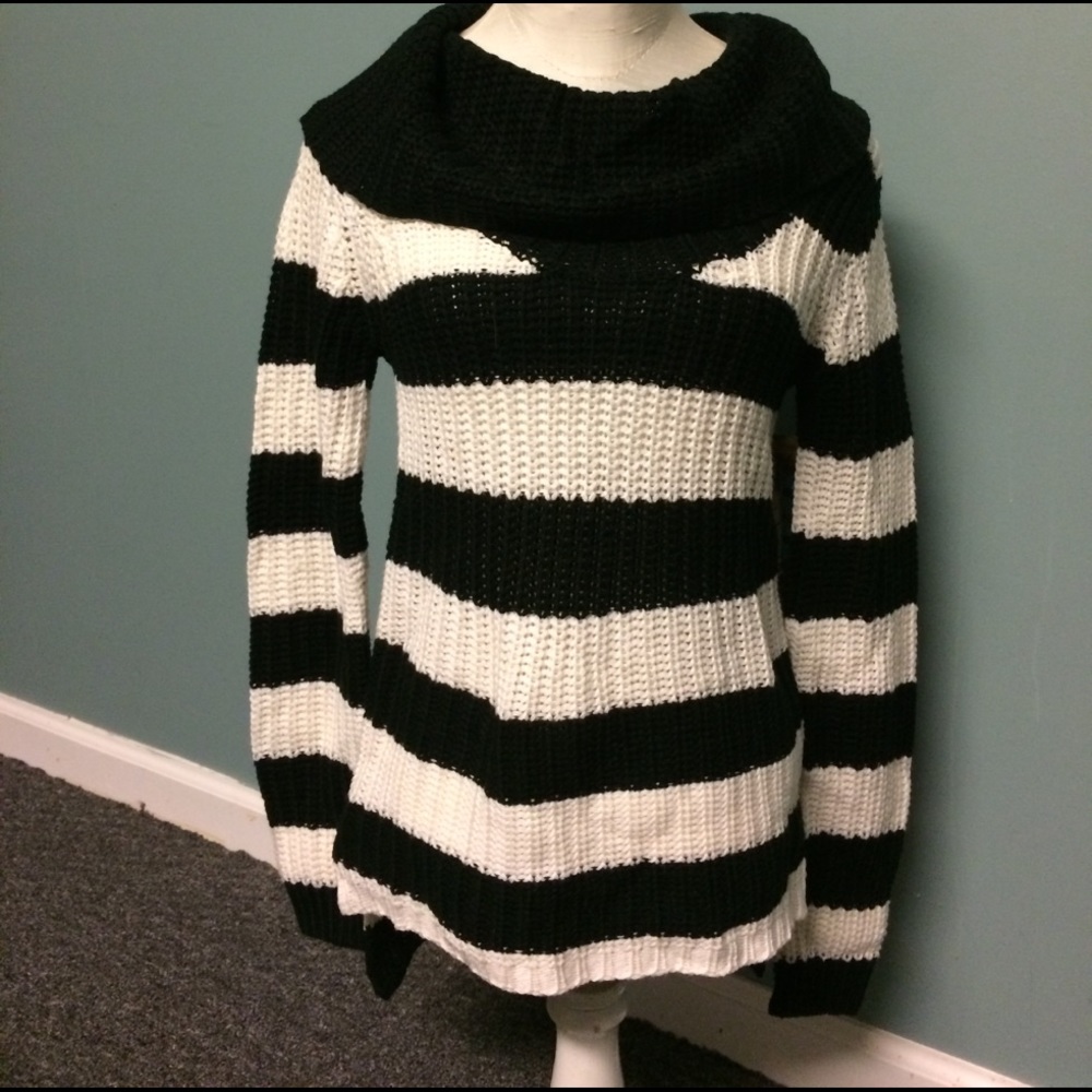 NWOT black and white sweater Derek heart